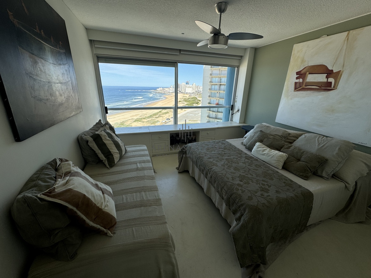Apartamento ID.3111 - Apartamento en vena de 3 dormitorios y servicio , en primera linea de la Brava 