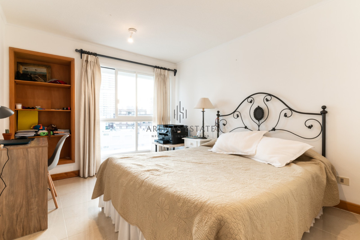 Apartamento ID.2131 - Venta de Apartamento de 3 dormitorios en primera linea de Playa Brava 
