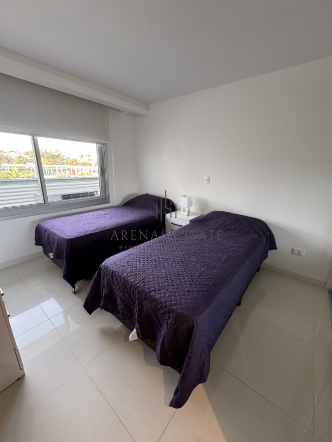 Apartamento ID.3699 - Apartamento en venta  de 3 dormitorios y servicio  en zona Brava 