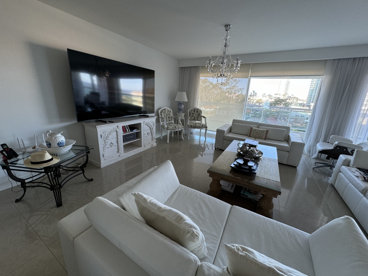 Apartamento ID.2989 - Apartamento de 3 dormitorios y dependencia de servicio en primera linea de la Mansa 