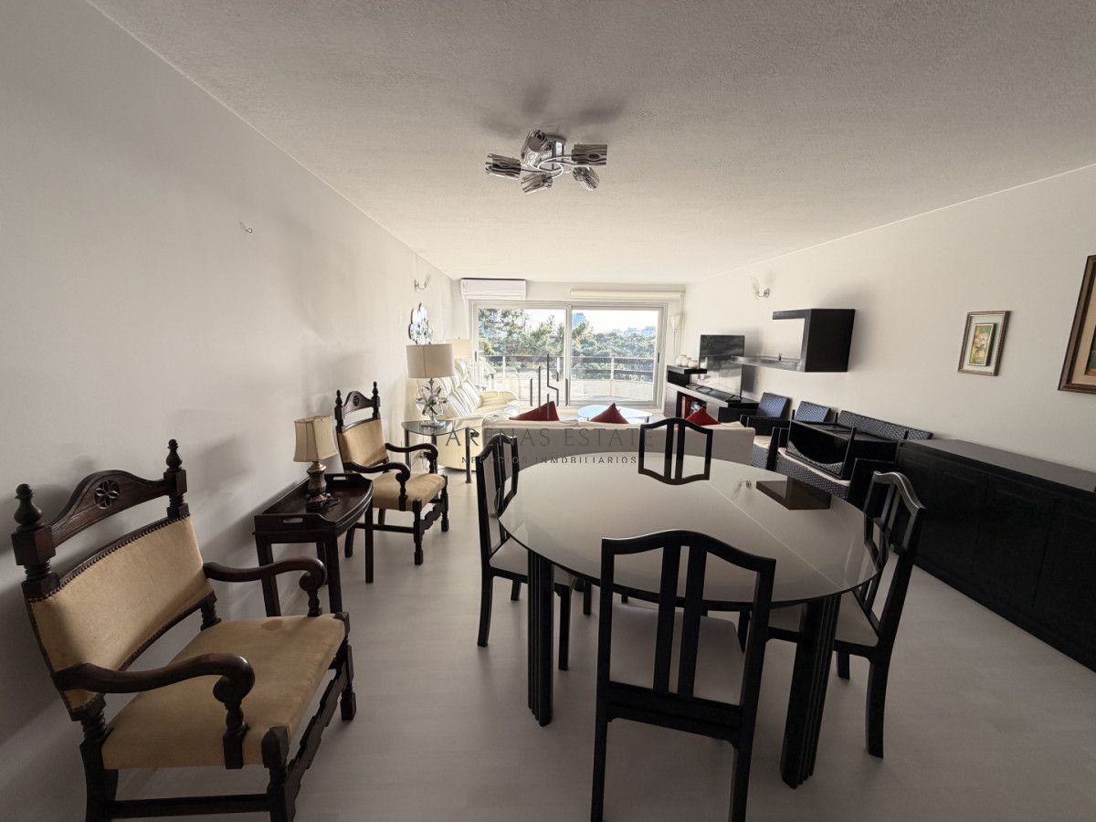 Apartamento ID.4172 - Apartamento de 3 dormitorios más dependencia en venta en Punta del Este 