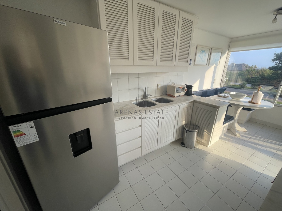 Apartamento ID.1566 - Apartamento de 3 dormitorios , primera linea de la mansa, Punta del Este