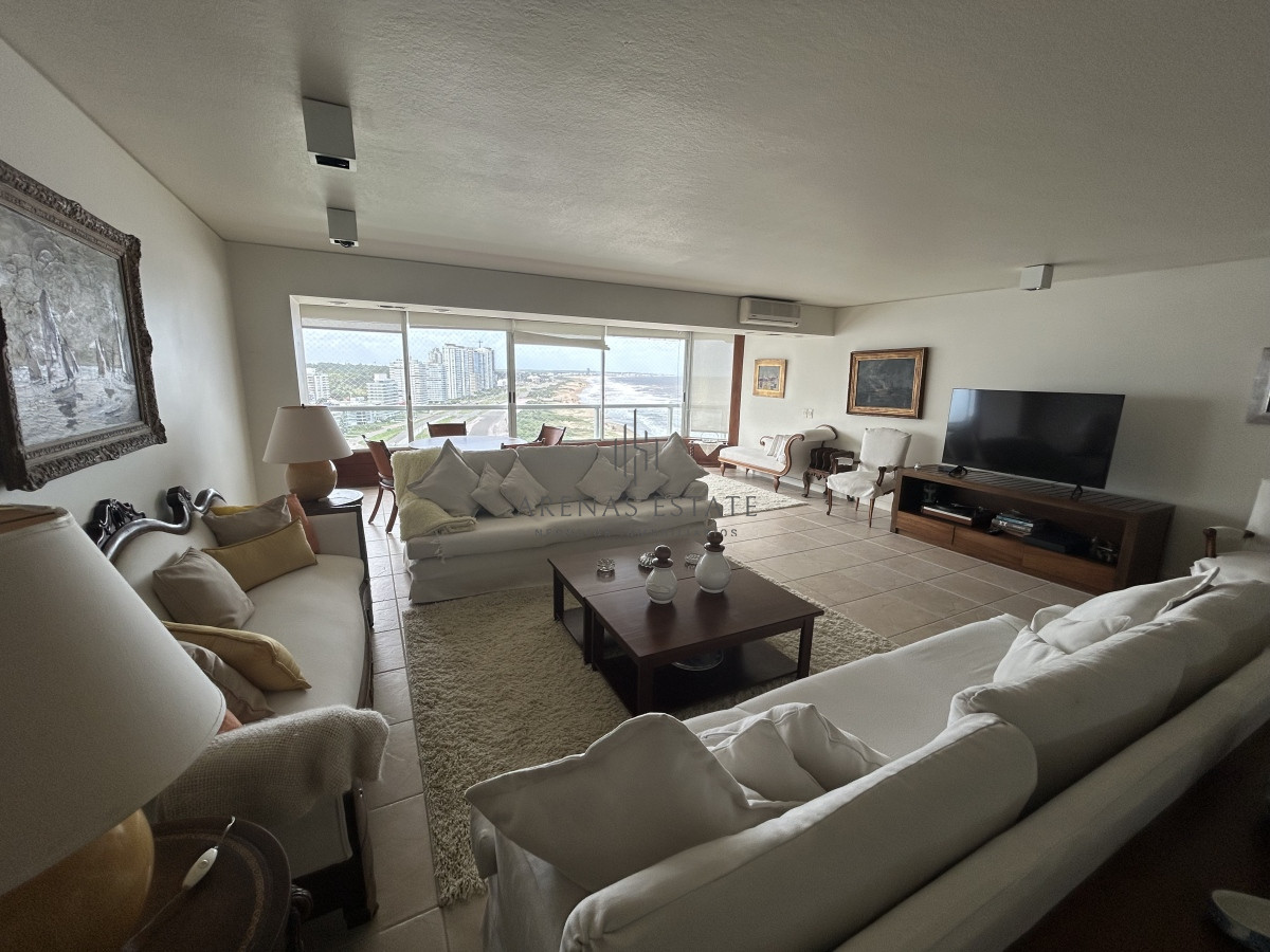 Apartamento ID.2477 - Apartamento en venta de 3 dormitorios y sevicio en Brava,Punta del Este