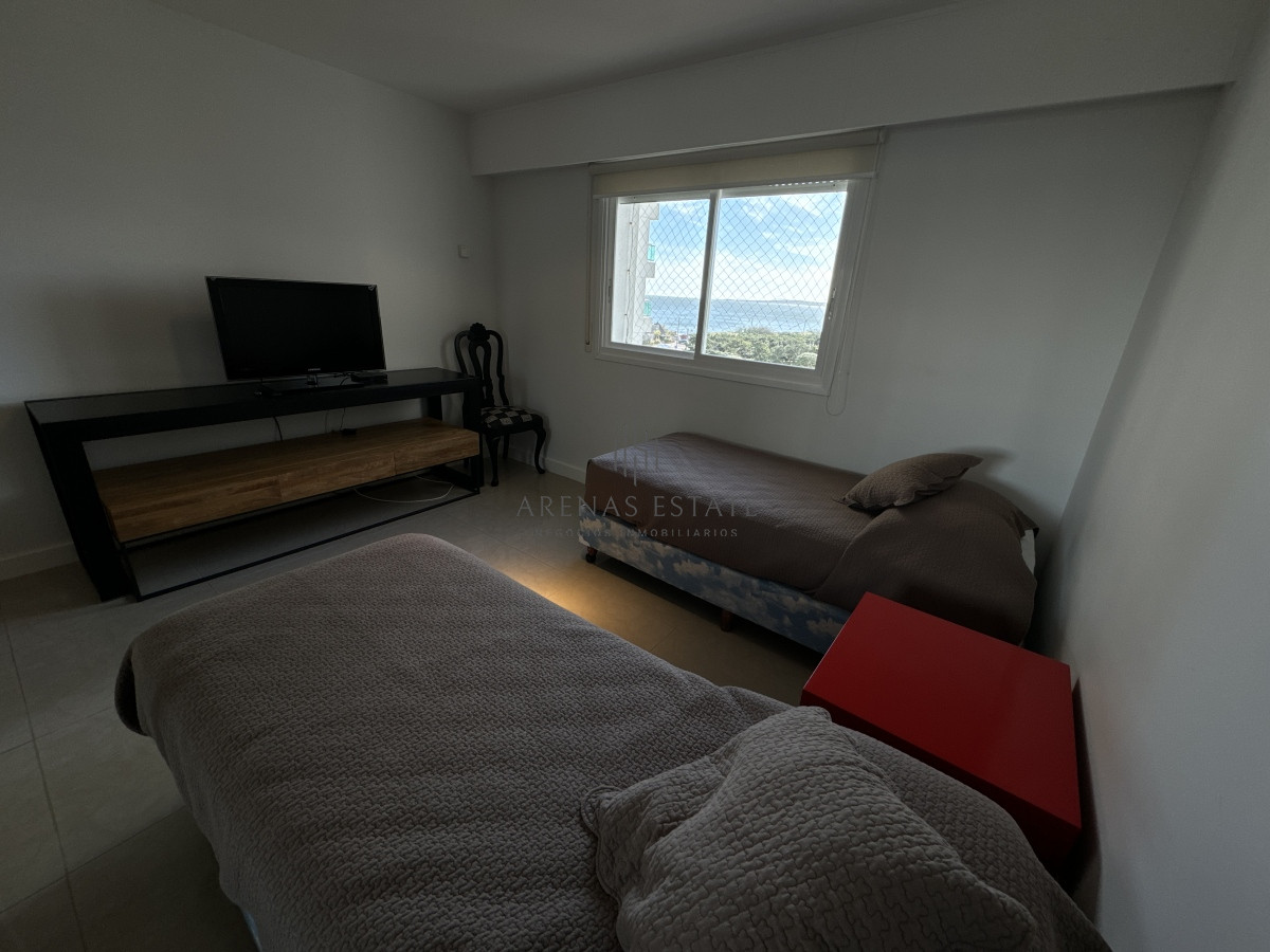 Apartamento ID.2989 - Apartamento de 3 dormitorios y dependencia de servicio en primera linea de la Mansa 