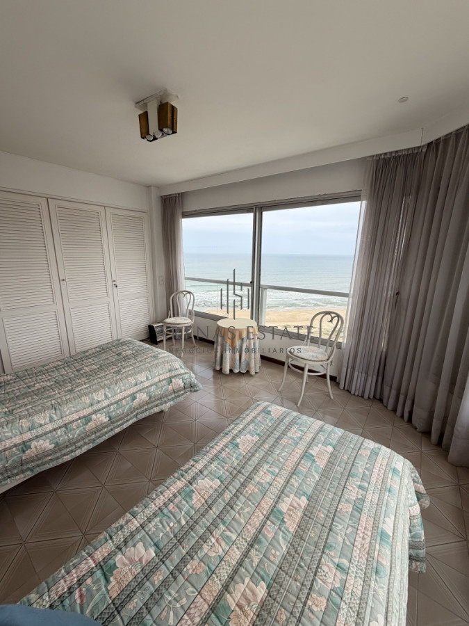 Apartamento ID.4137 - Apartamento en venta en primera linea de la Brava , 3 dormitorios y dependencia 