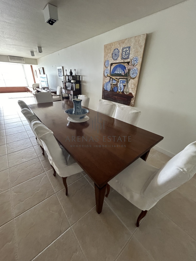 Apartamento ID.2477 - Apartamento en venta de 3 dormitorios y sevicio en Brava,Punta del Este
