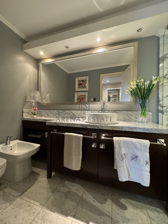 Apartamento ID.3452 - Apartamento de 3 dormitorios y servicio en venta  Punta del Este 