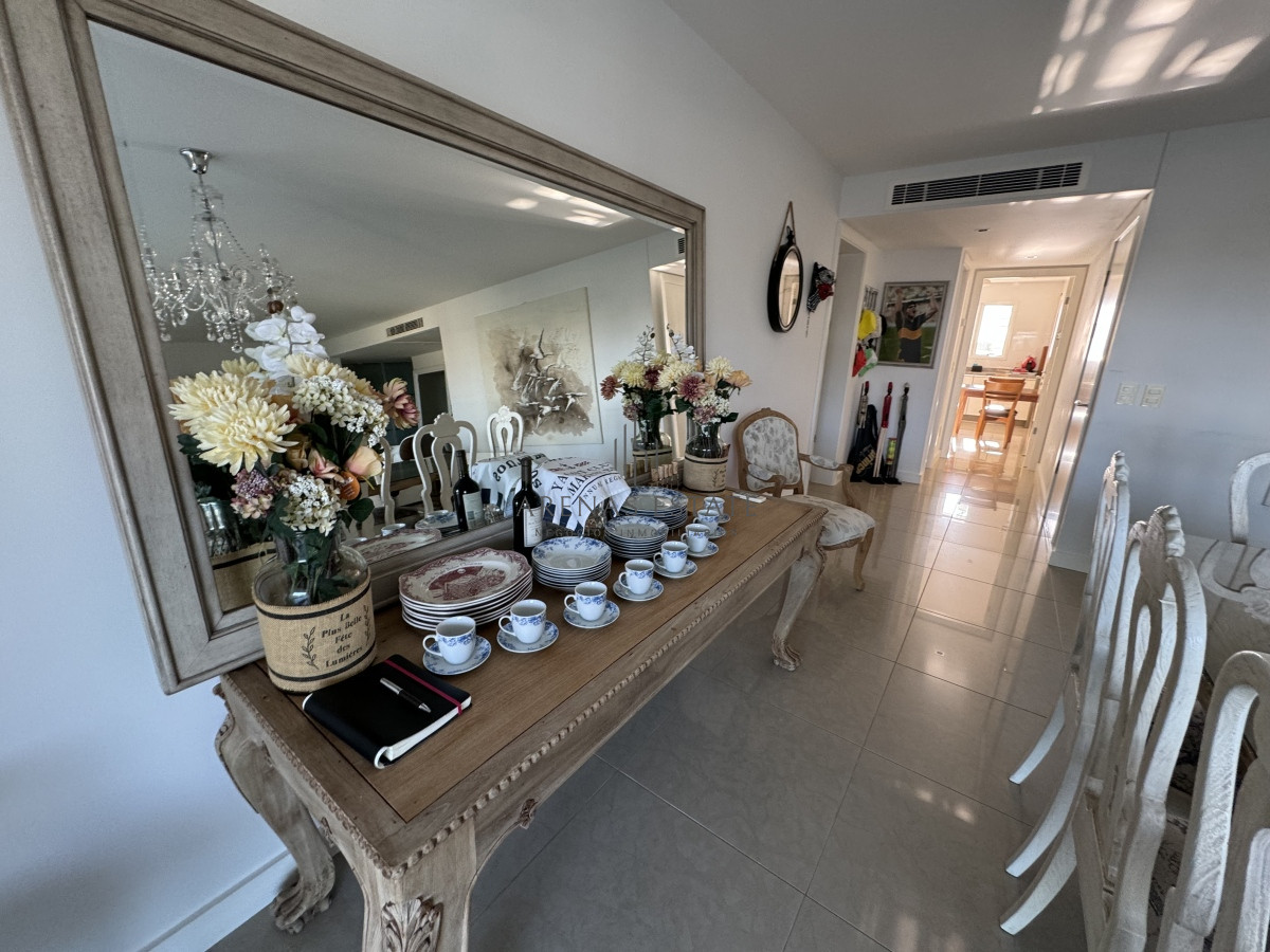 Apartamento ID.2989 - Apartamento de 3 dormitorios y dependencia de servicio en primera linea de la Mansa 