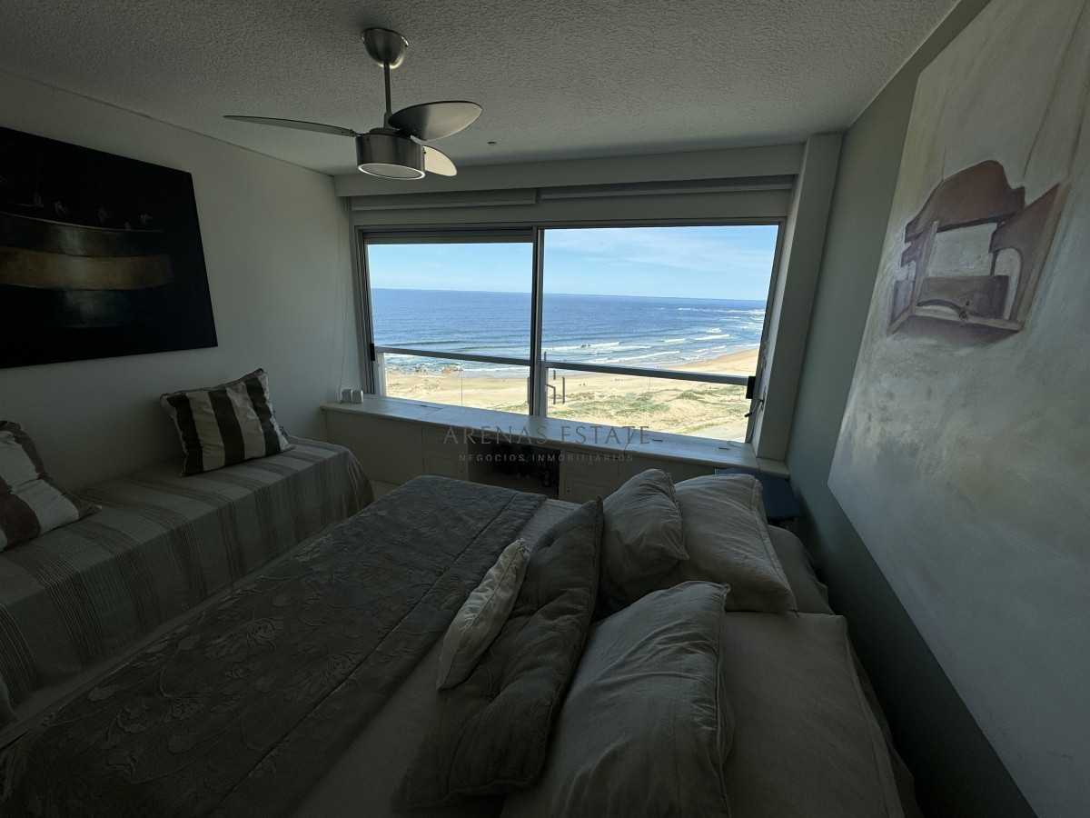 Apartamento ID.3111 - Apartamento en vena de 3 dormitorios y servicio , en primera linea de la Brava 
