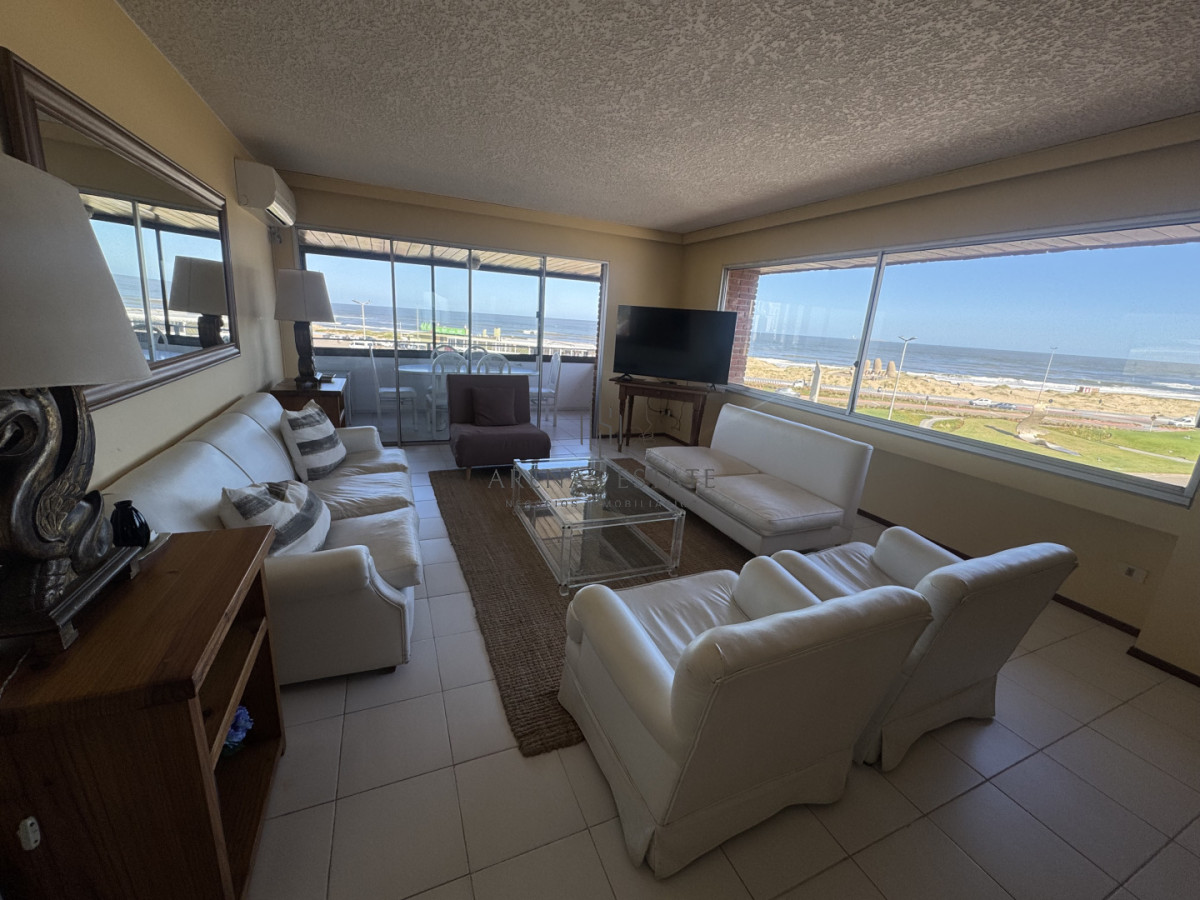 Apartamento ID.4122 - Apartamento en venta en primera linea de playa Brava Punta del Este 