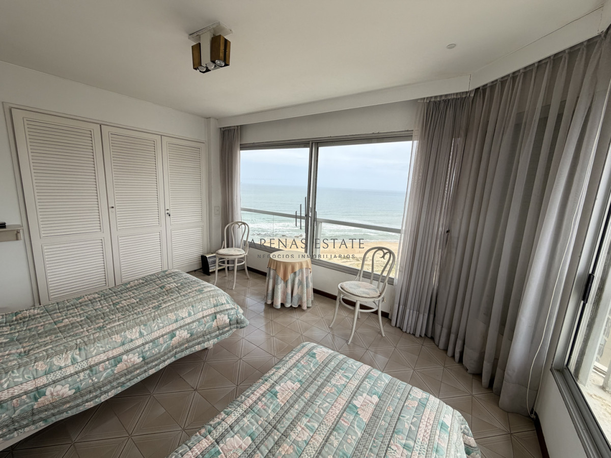 Apartamento ID.4137 - Apartamento en venta en primera linea de la Brava , 3 dormitorios y dependencia 