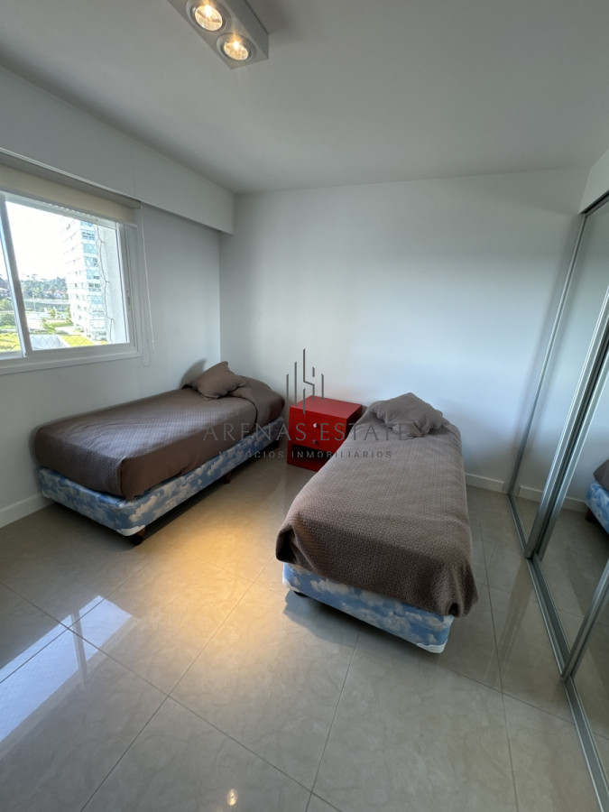 Apartamento ID.2989 - Apartamento de 3 dormitorios y dependencia de servicio en primera linea de la Mansa 