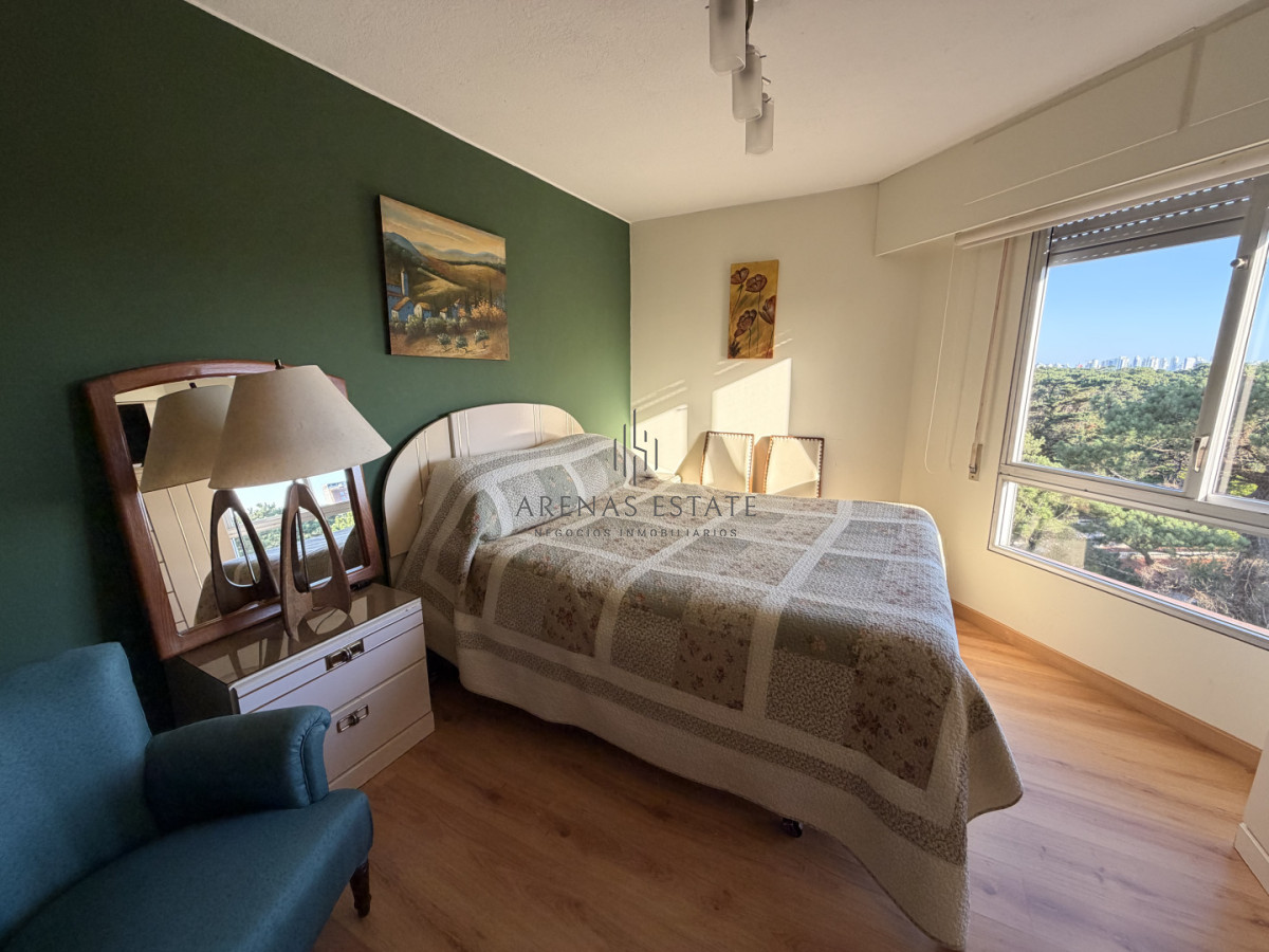 Apartamento ID.4172 - Apartamento de 3 dormitorios más dependencia en venta en Punta del Este 