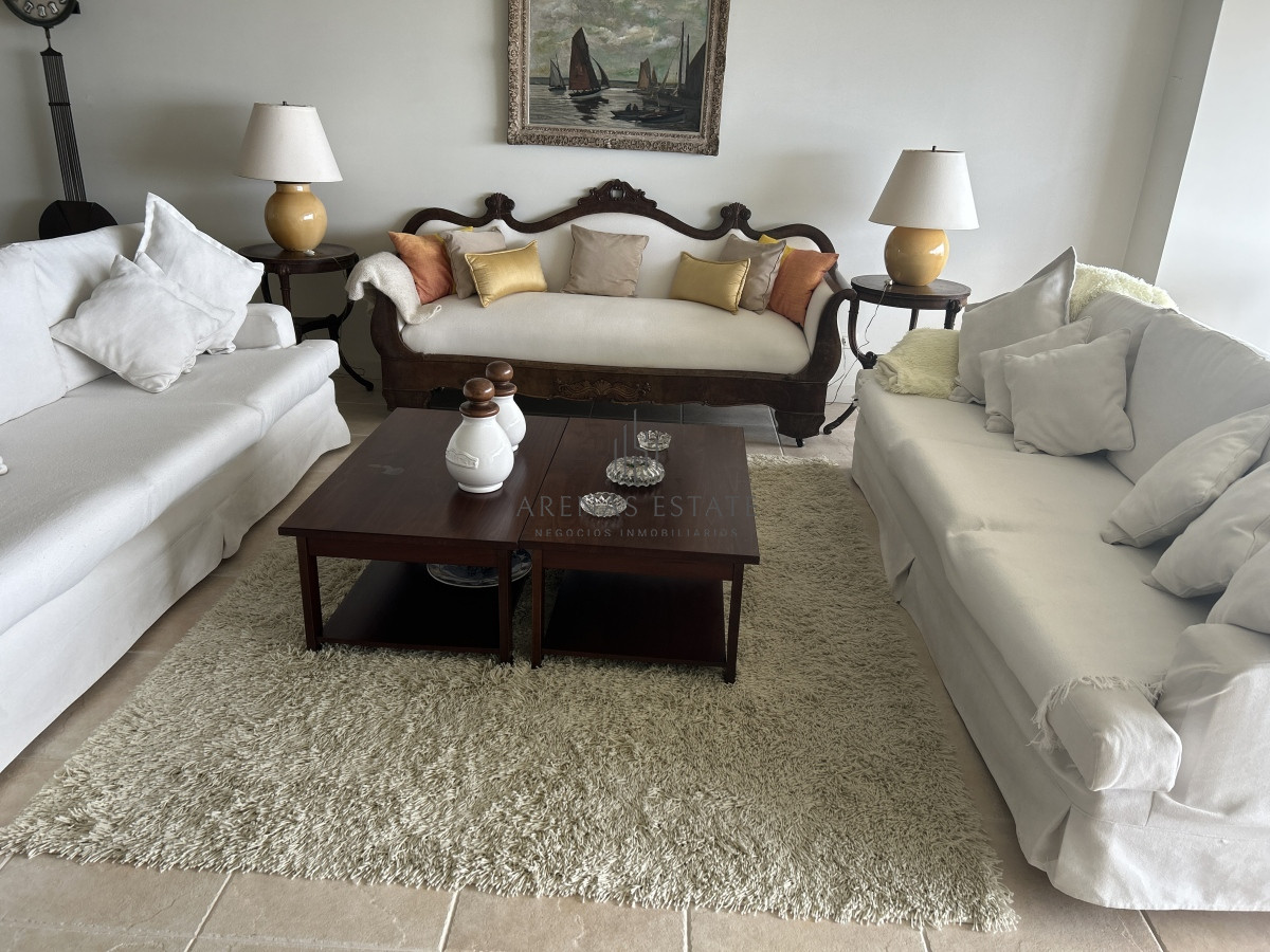Apartamento ID.2477 - Apartamento en venta de 3 dormitorios y sevicio en Brava,Punta del Este