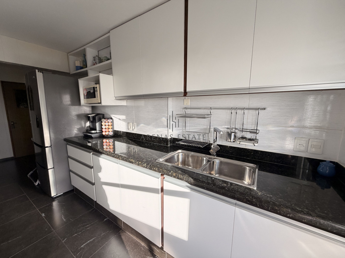 Apartamento ID.4172 - Apartamento de 3 dormitorios más dependencia en venta en Punta del Este 