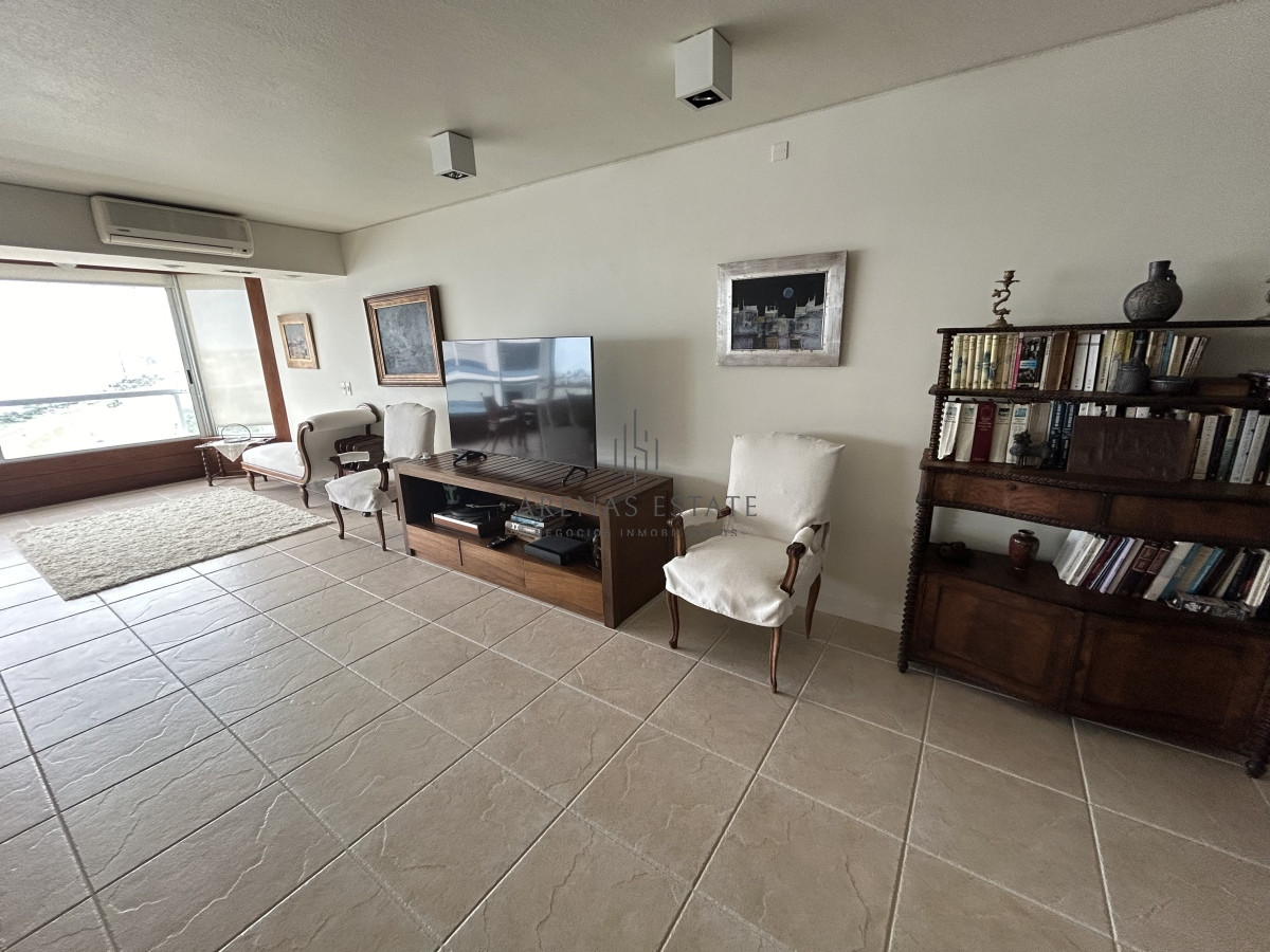 Apartamento ID.2477 - Apartamento en venta de 3 dormitorios y sevicio en Brava,Punta del Este