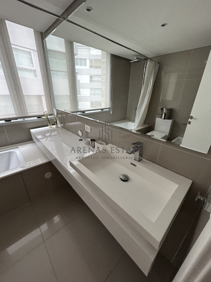 Apartamento ID.2122 - Apartamento en venta de 3 dormitorios y dependencia , en Punta del Este 