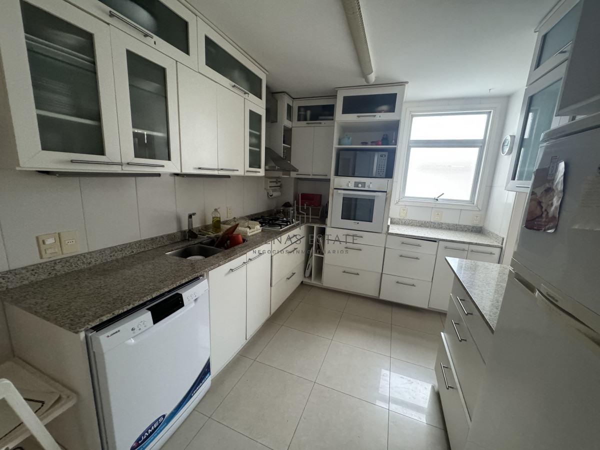Apartamento ID.3563 - Apartamento en venta de 3 dormitorios en primera linea de la Brava , Punta del Este 