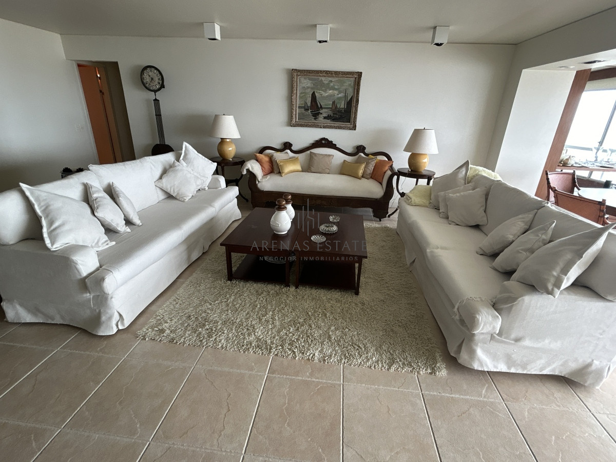 Apartamento ID.2477 - Apartamento en venta de 3 dormitorios y sevicio en Brava,Punta del Este