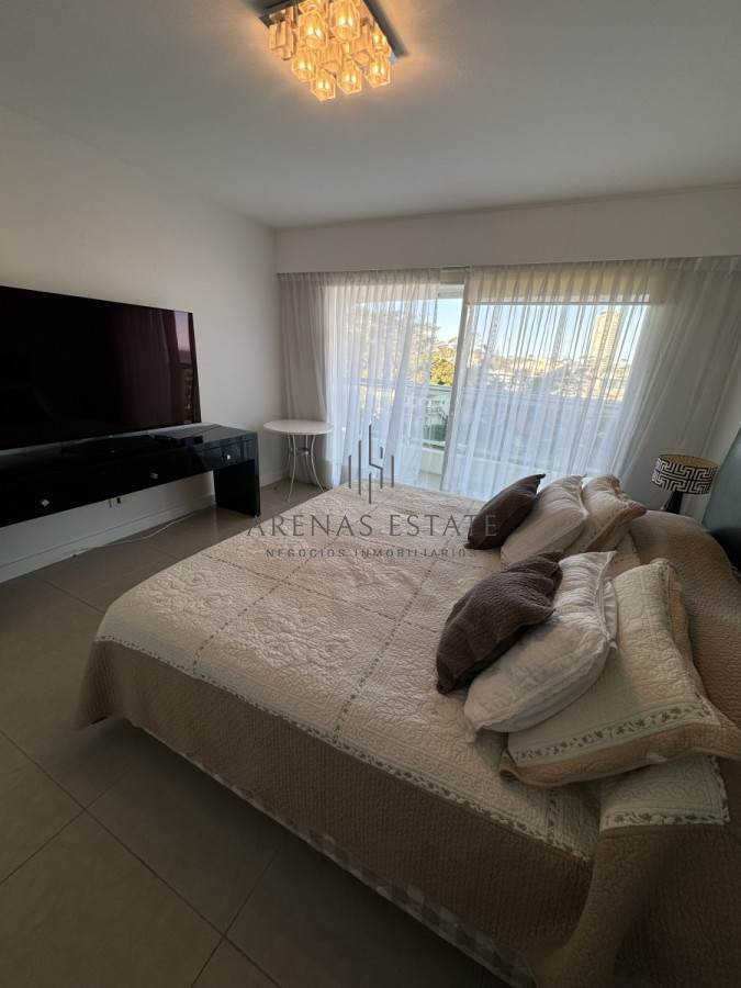 Apartamento ID.2989 - Apartamento de 3 dormitorios y dependencia de servicio en primera linea de la Mansa 
