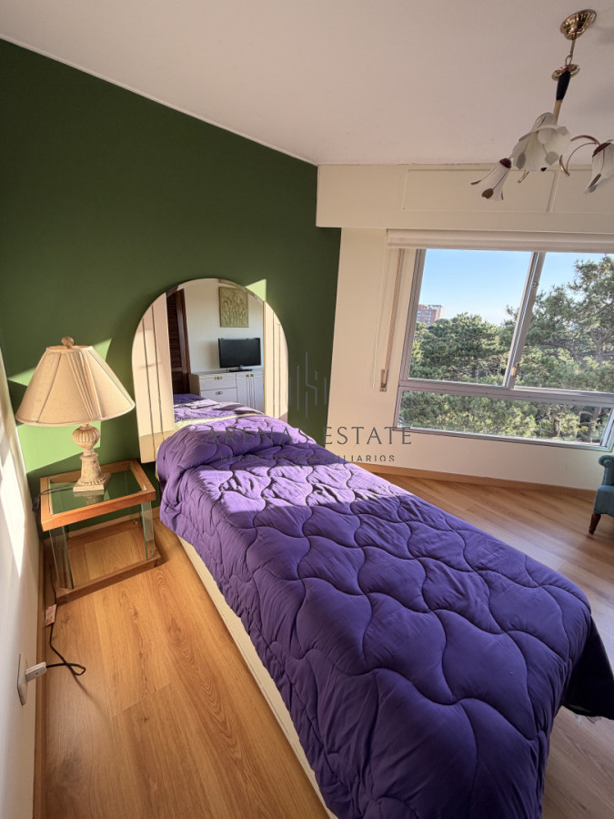 Apartamento ID.4172 - Apartamento de 3 dormitorios más dependencia en venta en Punta del Este 