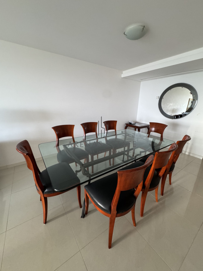 Apartamento ID.3699 - Apartamento en venta  de 3 dormitorios y servicio  en zona Brava 