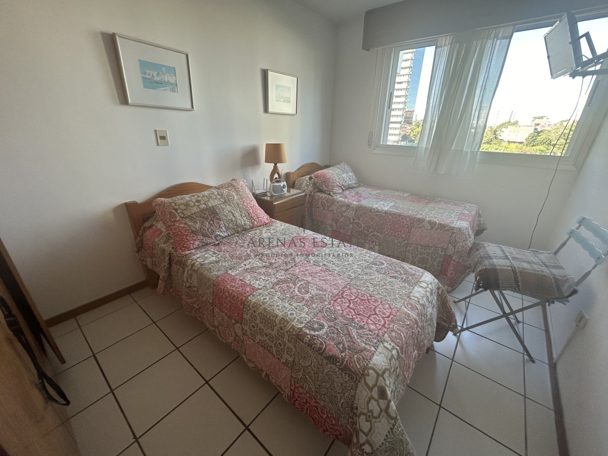 Apartamento ID.2492 - Apartamento en venta de 2 dormitorios en zona Mansa, Punta del Este 