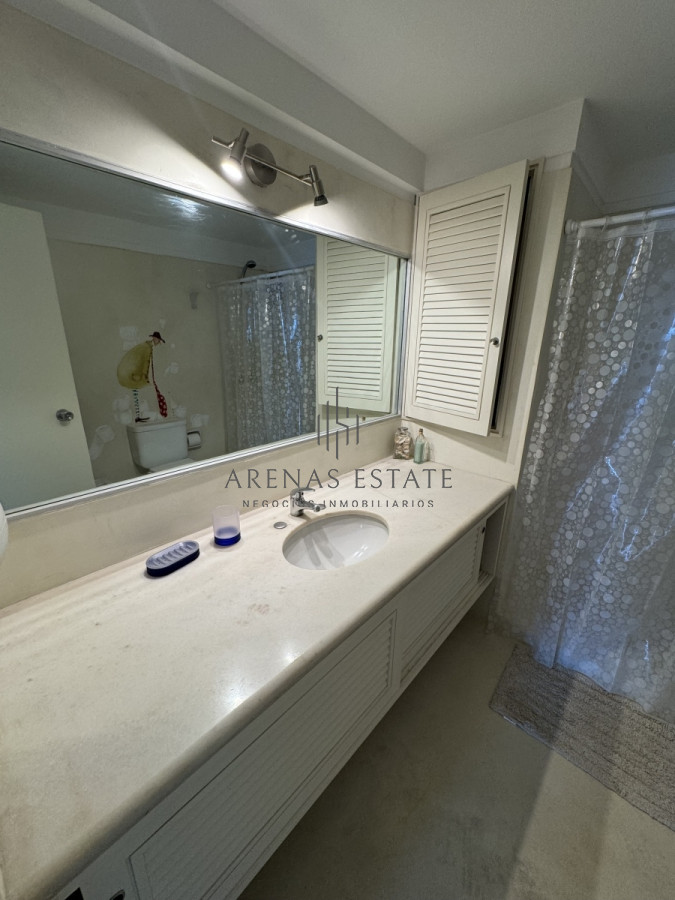Apartamento ID.3111 - Apartamento en vena de 3 dormitorios y servicio , en primera linea de la Brava 