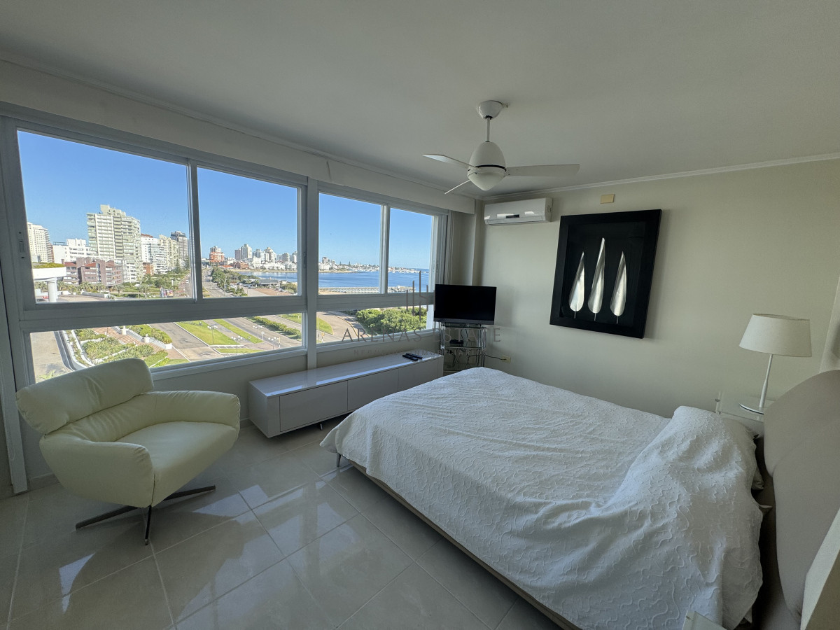 Apartamento ID.3683 - Apartamento de 3 dormitorios en venta en Punta del Este en primera linea de la Mansa 