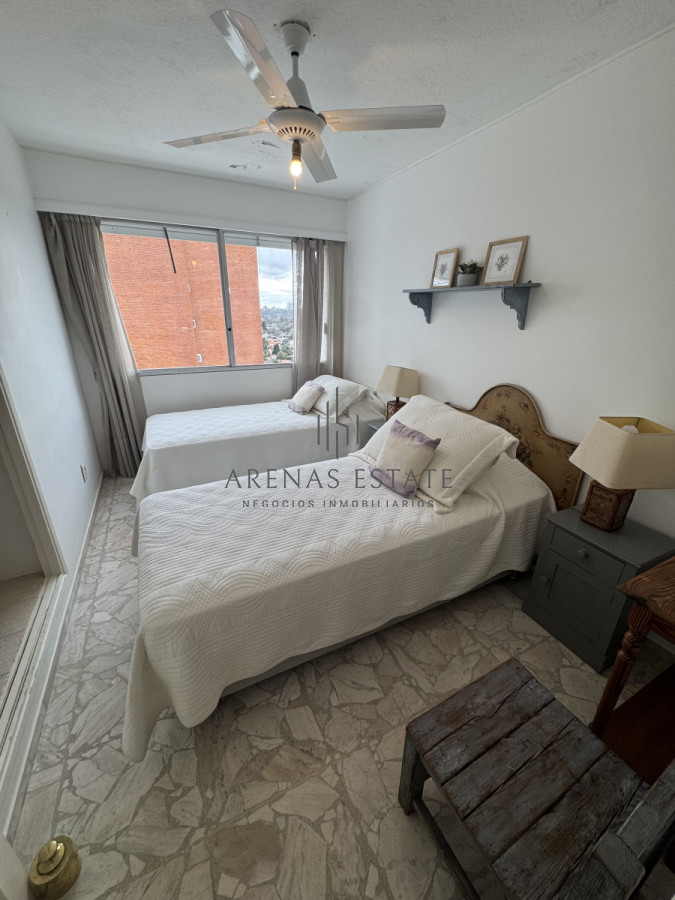 Apartamento ID.3900 - Apartamento de 3 dormitorios en venta en primera linea de Playa Mansa , Punta del Este 