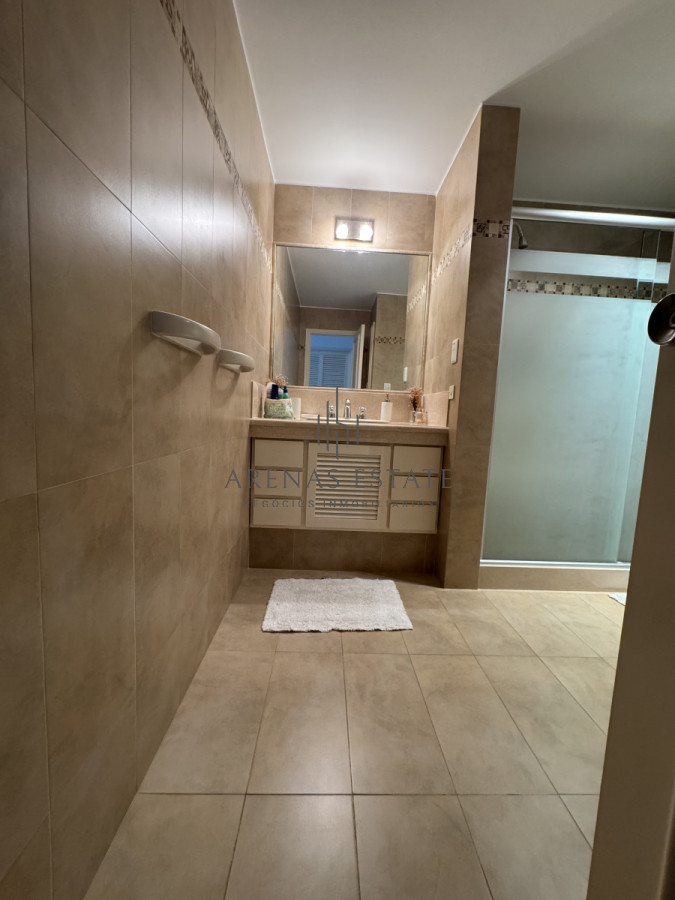 Apartamento ID.3900 - Apartamento de 3 dormitorios en venta en primera linea de Playa Mansa , Punta del Este 