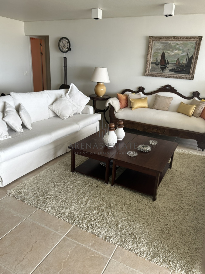 Apartamento ID.2477 - Apartamento en venta de 3 dormitorios y sevicio en Brava,Punta del Este