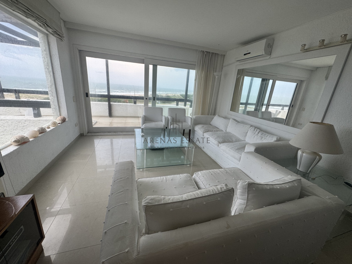 Apartamento ID.3563 - Apartamento en venta de 3 dormitorios en primera linea de la Brava , Punta del Este 