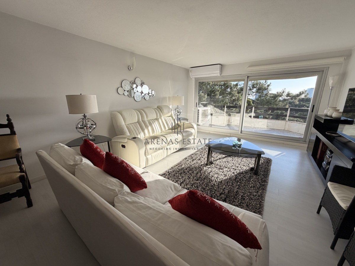 Apartamento ID.4172 - Apartamento de 3 dormitorios más dependencia en venta en Punta del Este 