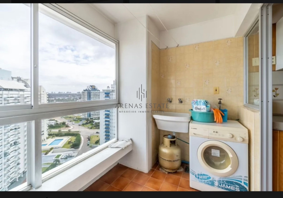 Apartamento ID.4137 - Apartamento en venta en primera linea de la Brava , 3 dormitorios y dependencia 