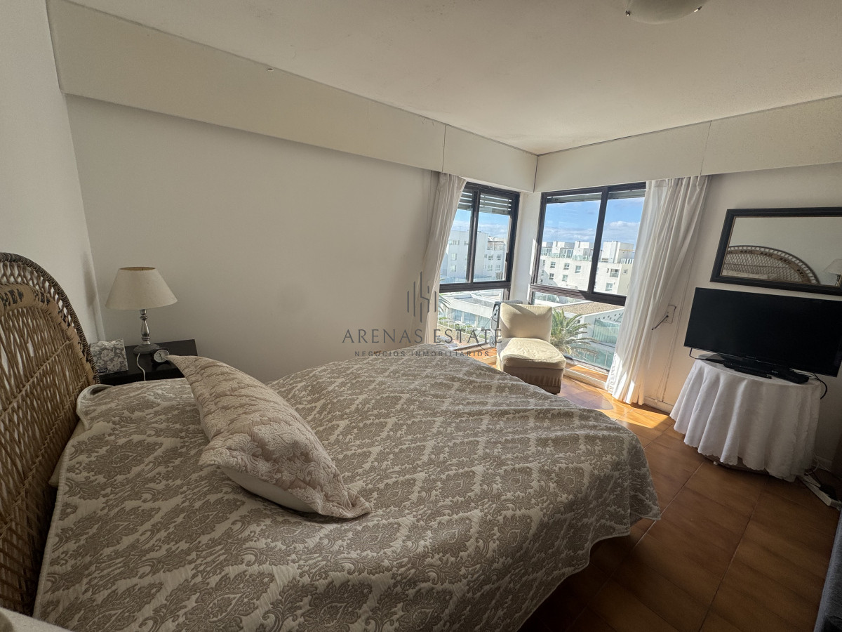 Apartamento ID.3671 - Apartamento en venta en Punta del Este de 3 dormitorios más servicio 