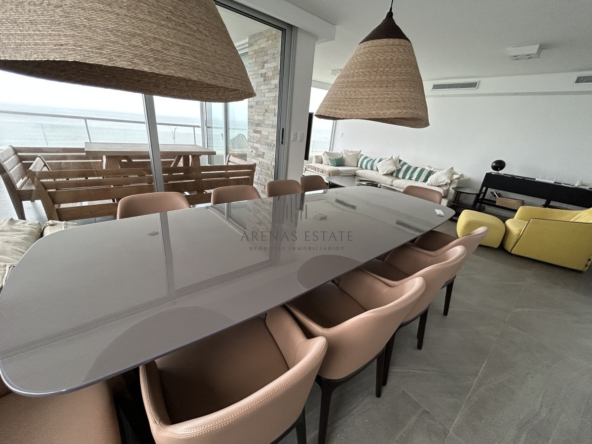 Apartamento ID.2123 - Penthouse en venta en Punta del Este , zona mansa , 3 Dormitorios más servicio 