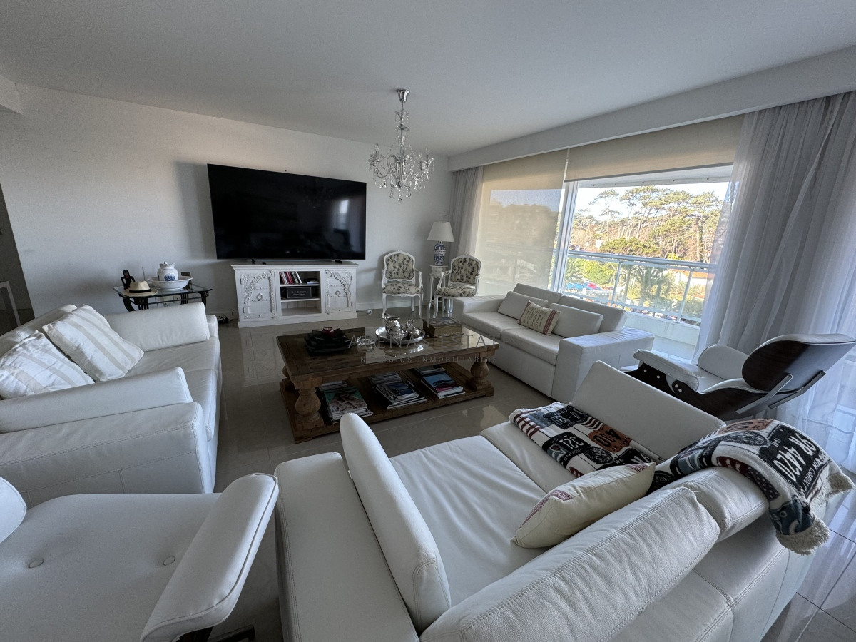 Apartamento ID.2989 - Apartamento de 3 dormitorios y dependencia de servicio en primera linea de la Mansa 