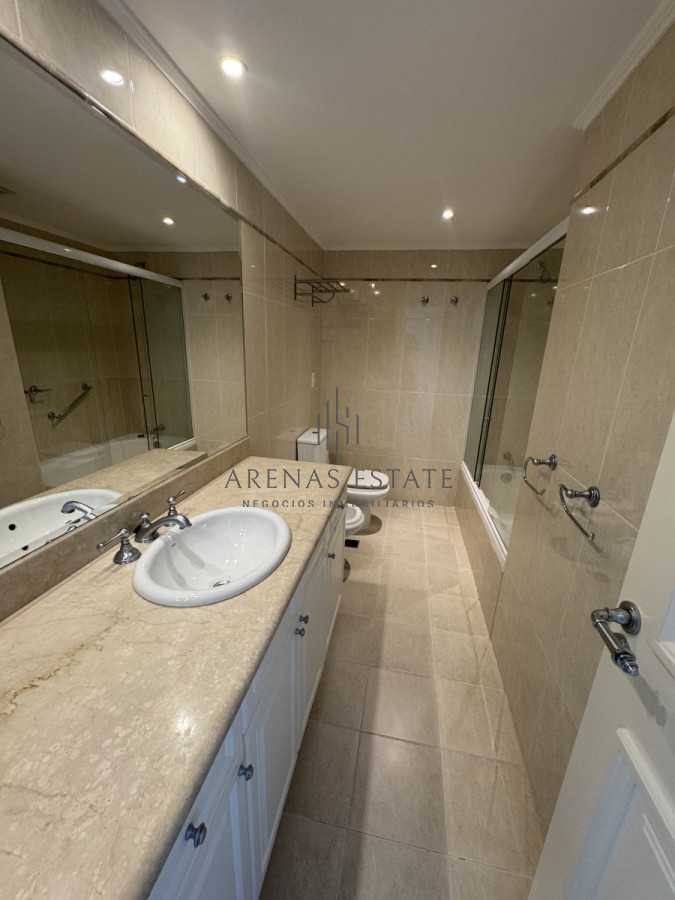 Apartamento ID.3683 - Apartamento de 3 dormitorios en venta en Punta del Este en primera linea de la Mansa 