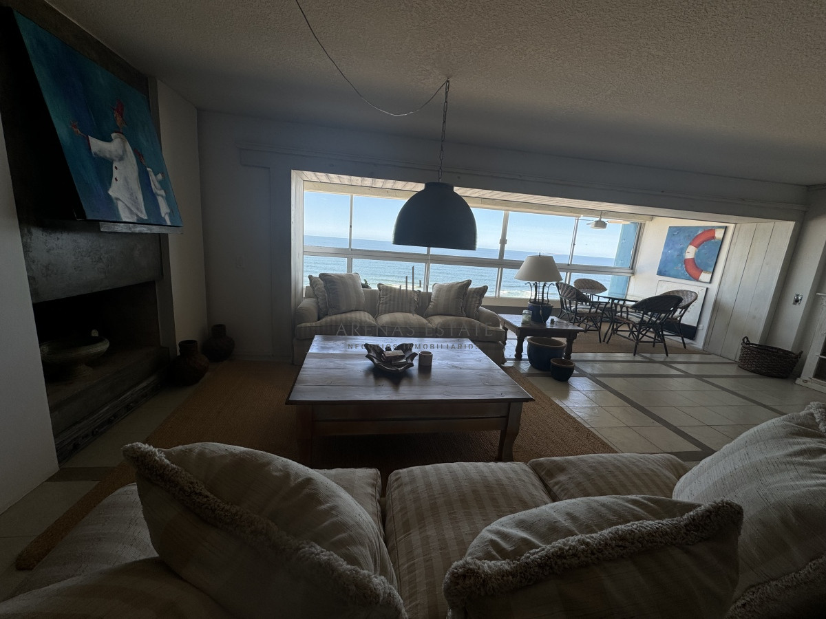 Apartamento ID.3111 - Apartamento en vena de 3 dormitorios y servicio , en primera linea de la Brava 
