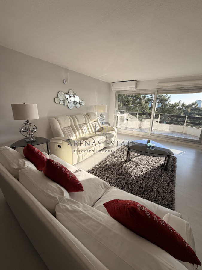 Apartamento ID.4172 - Apartamento de 3 dormitorios más dependencia en venta en Punta del Este 