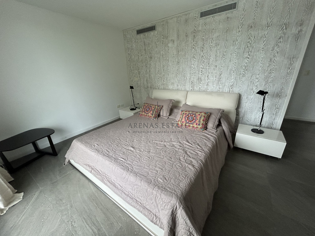 Apartamento ID.2123 - Penthouse en venta en Punta del Este , zona mansa , 3 Dormitorios más servicio 