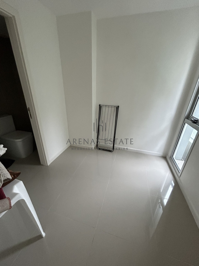 Apartamento ID.2122 - Apartamento en venta de 3 dormitorios y dependencia , en Punta del Este 