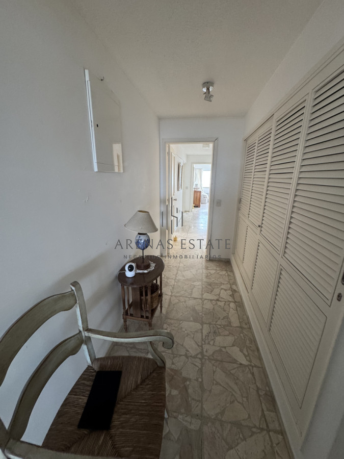Apartamento ID.3900 - Apartamento de 3 dormitorios en venta en primera linea de Playa Mansa , Punta del Este 