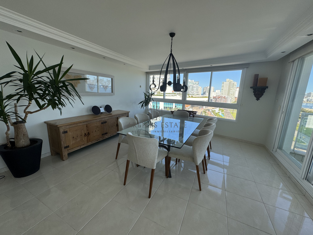 Apartamento ID.3683 - Apartamento de 3 dormitorios en venta en Punta del Este en primera linea de la Mansa 