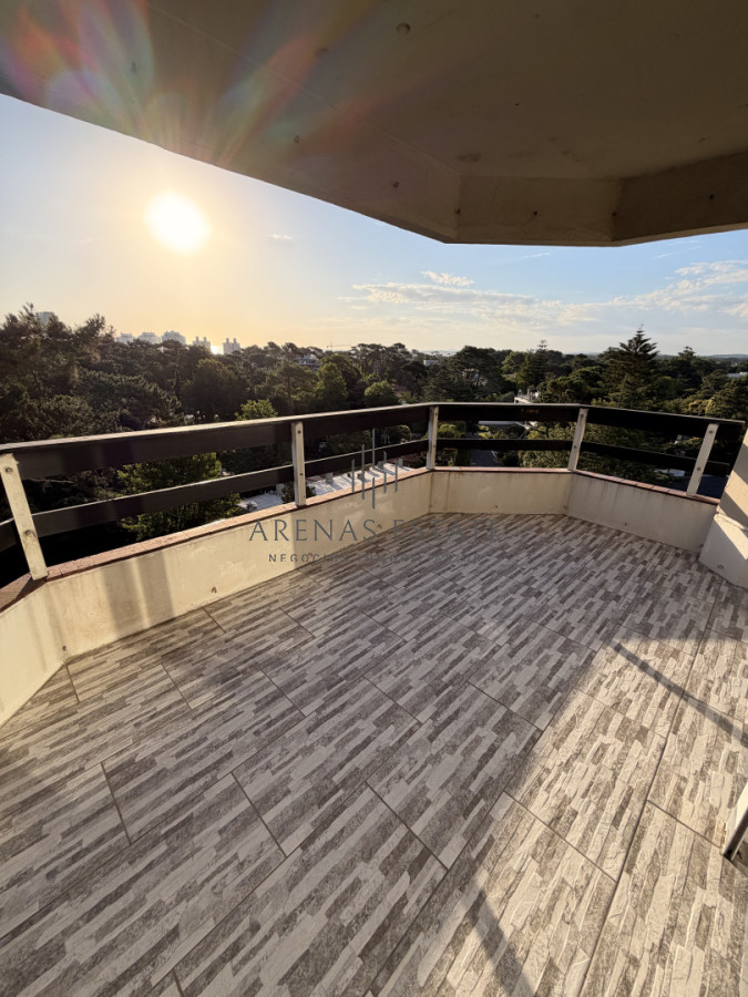 Apartamento ID.4172 - Apartamento de 3 dormitorios más dependencia en venta en Punta del Este 