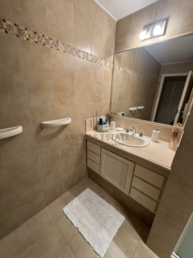 Apartamento ID.3900 - Apartamento de 3 dormitorios en venta en primera linea de Playa Mansa , Punta del Este 
