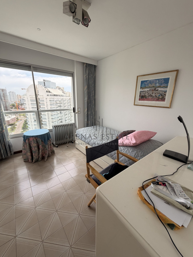 Apartamento ID.4137 - Apartamento en venta en primera linea de la Brava , 3 dormitorios y dependencia 