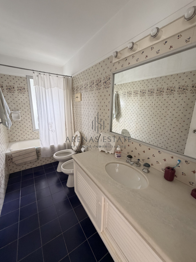 Apartamento ID.4137 - Apartamento en venta en primera linea de la Brava , 3 dormitorios y dependencia 