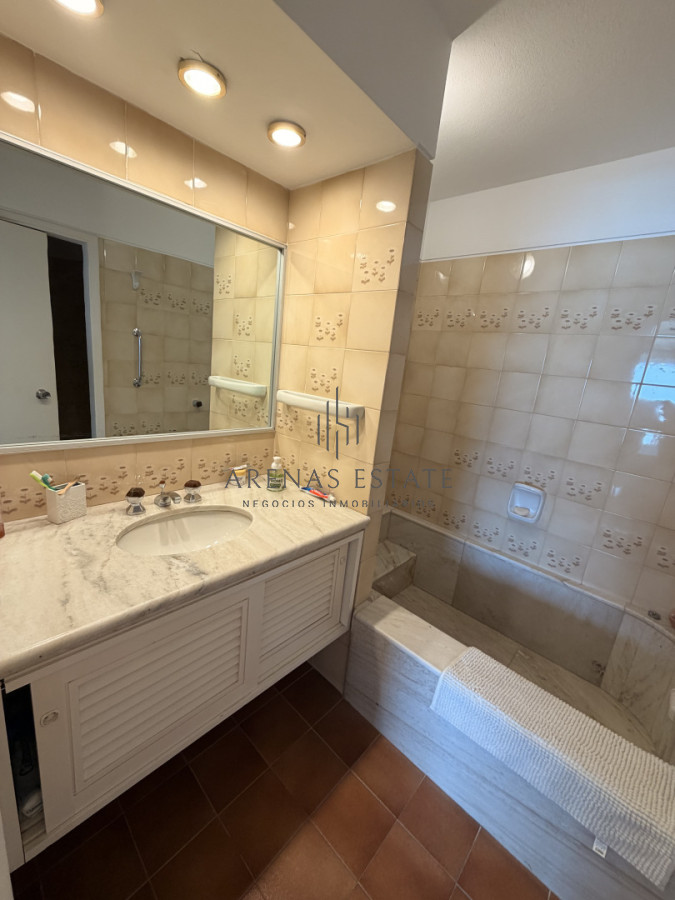 Apartamento ID.4137 - Apartamento en venta en primera linea de la Brava , 3 dormitorios y dependencia 